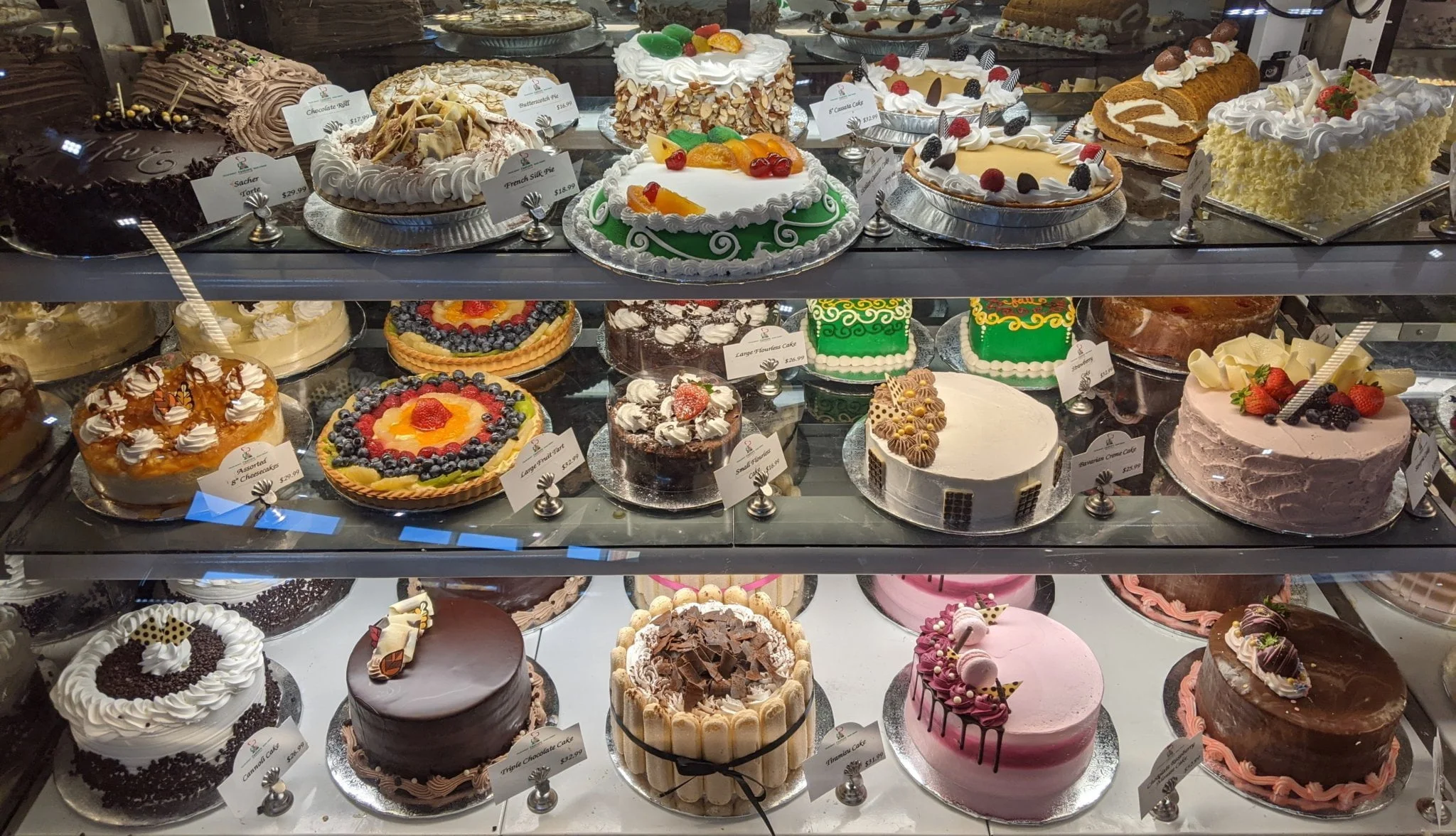 Cakes & Cheesecakes | A Bakery for Every Occassion | House of Pies